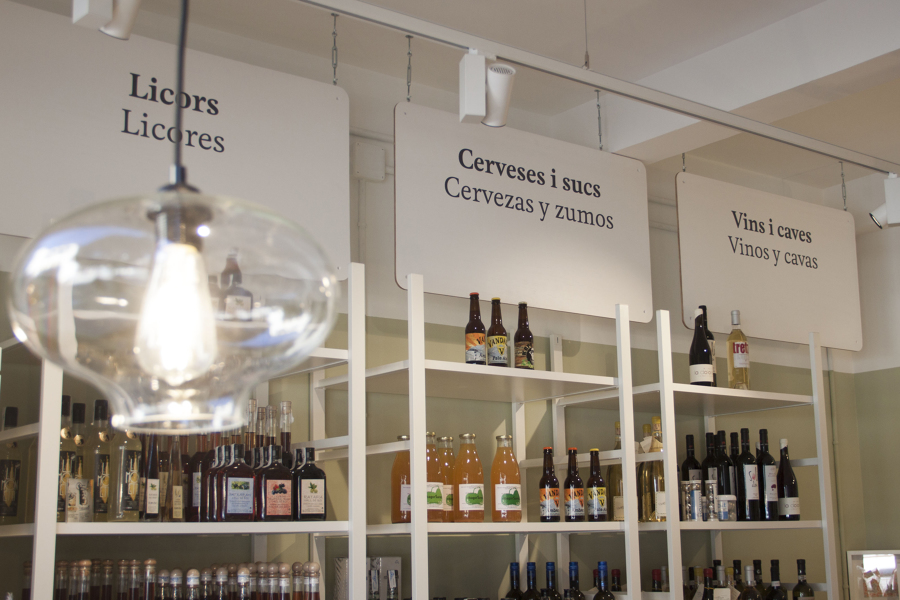 Estanterías interiores y señalética