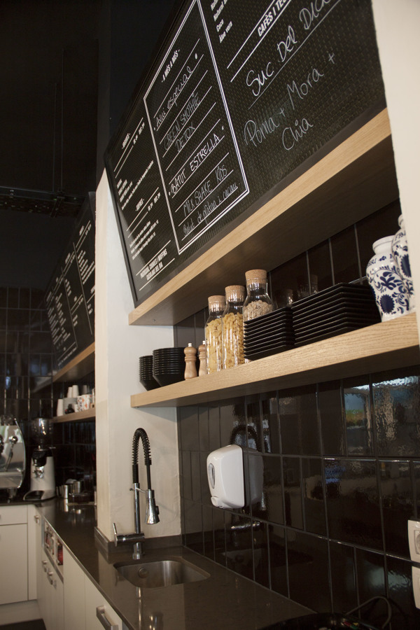 Estanterías y cristal de menú