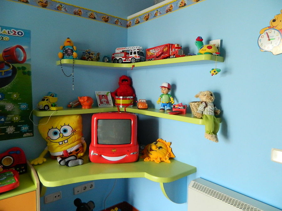 estantes y mesa de escayola