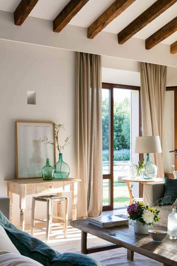 Este truco con cortinas hará que tu salón se vea como de revista