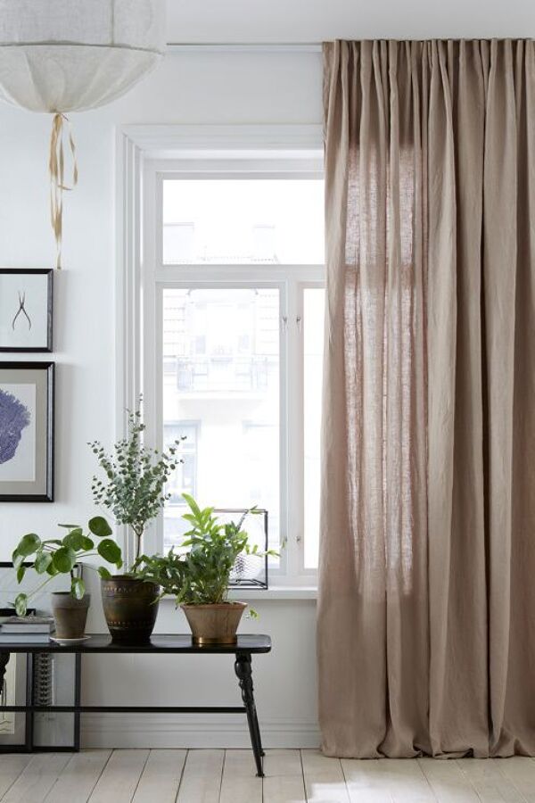 Este truco con cortinas hará que tu salón se vea como de revista