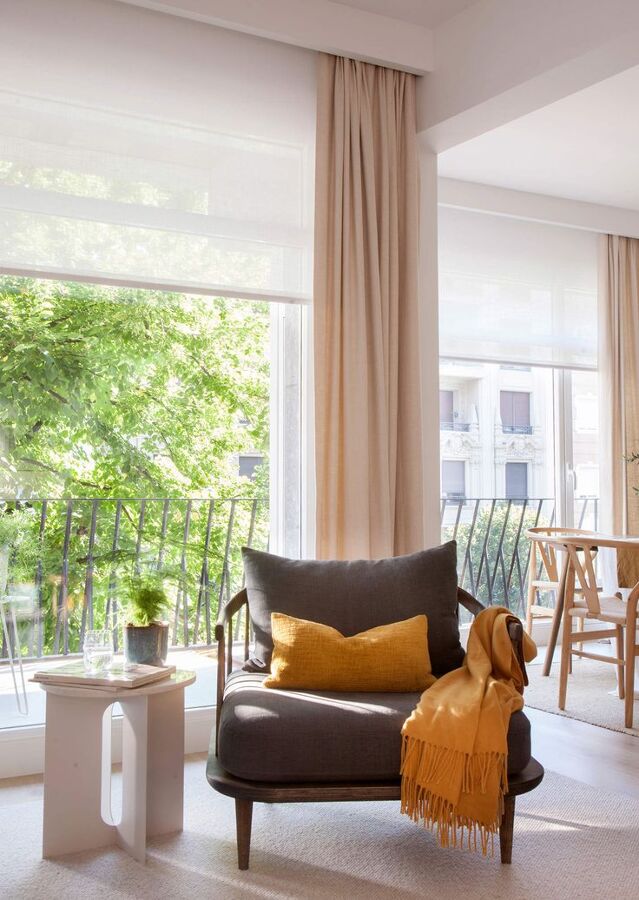 Este truco con cortinas hará que tu salón se vea como de revista