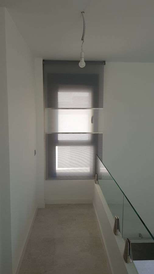 Estor Enrollable con Topping