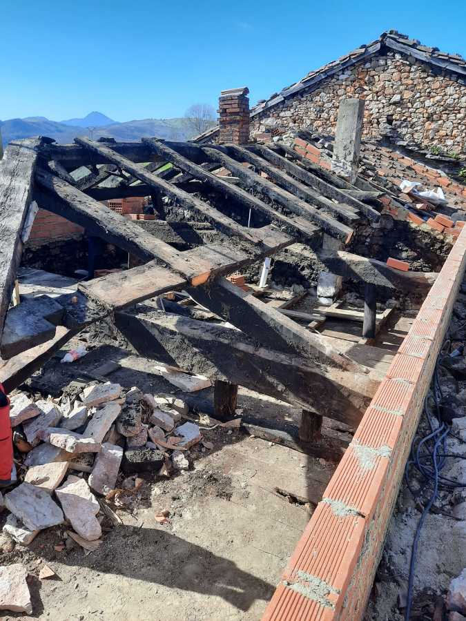 Estructura antigua de madera