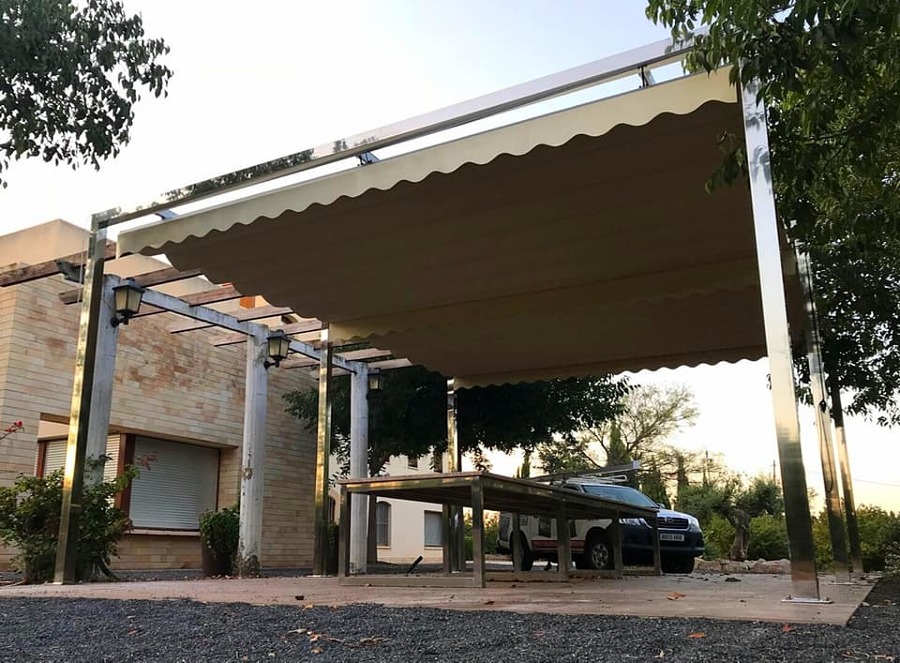 ESTRUCTURA DE INOXIDABLE CON TOLDO CORREDERO EN TEJIDO AISLANTE