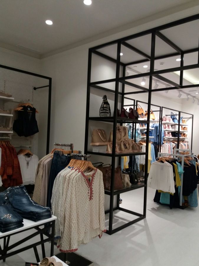 Estructura en acero negro de separación de ambientes