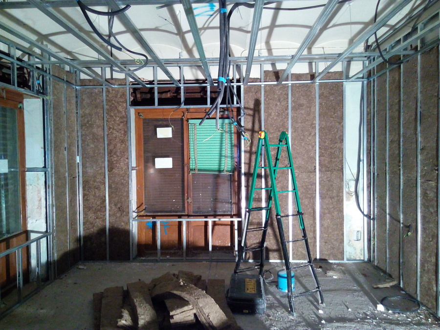 Estructura metàl·lica per aguantar el sostre i les parets