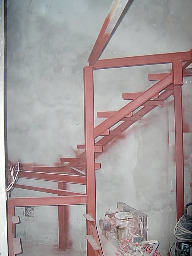 Estructura metálica de escalera, en proceso.