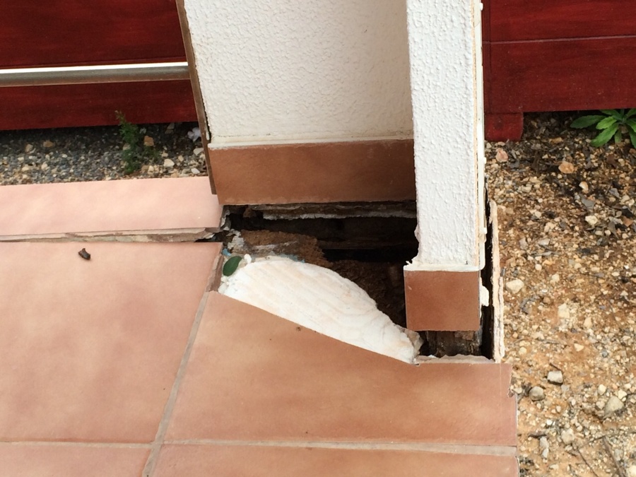 Estructura y pavimento hundido debido al transporte y la humedad filtrada durante años