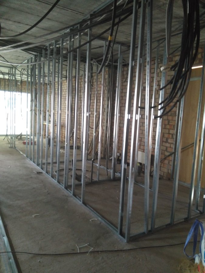 Estructuras de pladur listas para meter conducciones de agua y electricidad