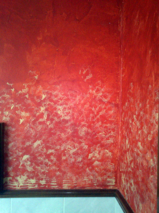 Estucado rojo con efecto esponjado  en entrada