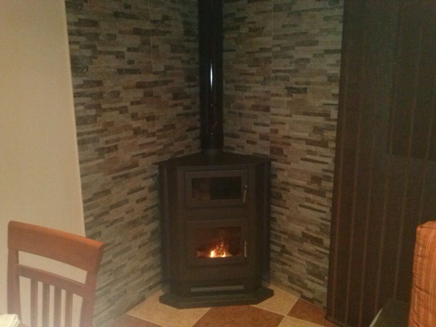 Estufa de PELLETS forrada de azulejos imitación piedra