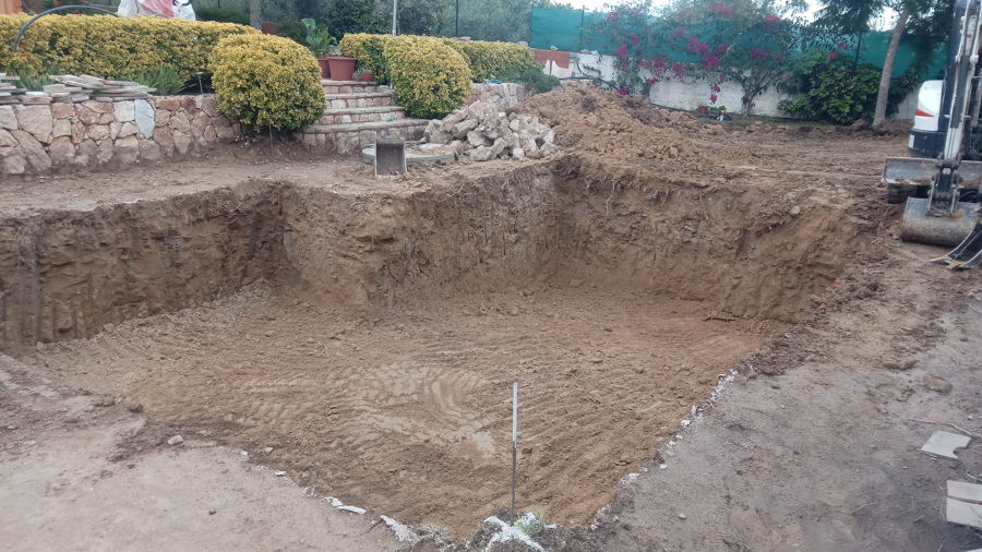 Excavación del agujero de la piscina.