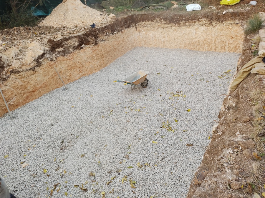 Excavación y base de grava.