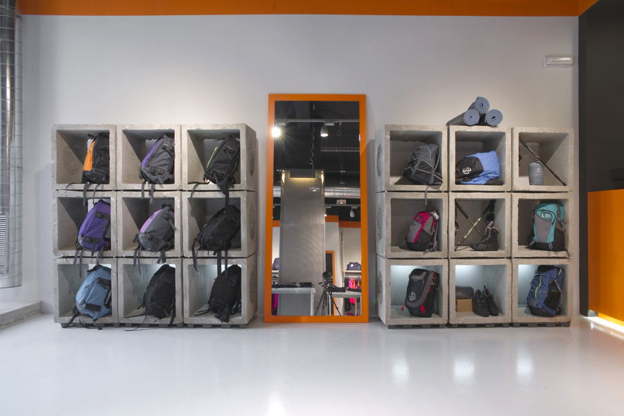 Exposición complementos. Diseño columnas exposición.