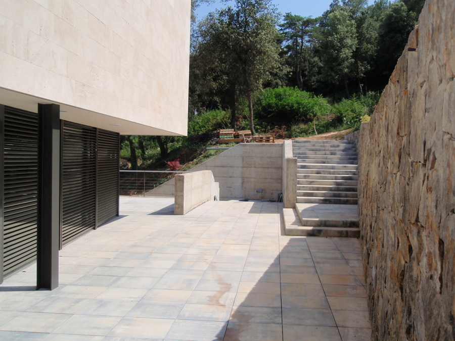 exterior, accés al jardí