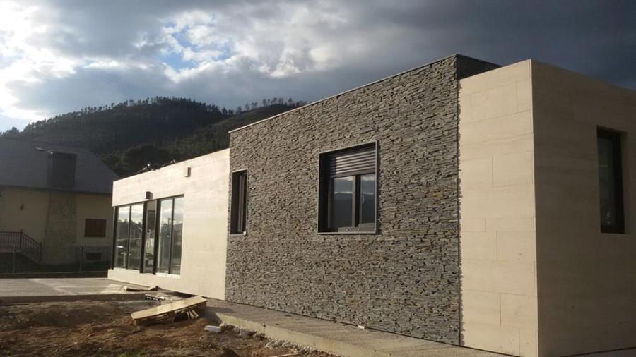 Exterior de la casa en la parcela.