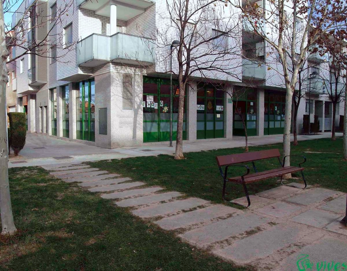 Exterior de los 2 locales comerciales unidos en Utebo (Zaragoza)