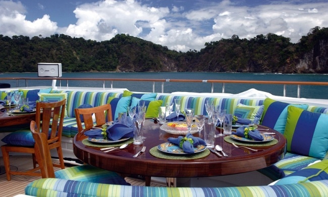 exterior de un yate tapizado en base a conjunto de cojines