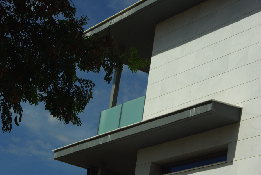Exterior en marmol macael abujardado