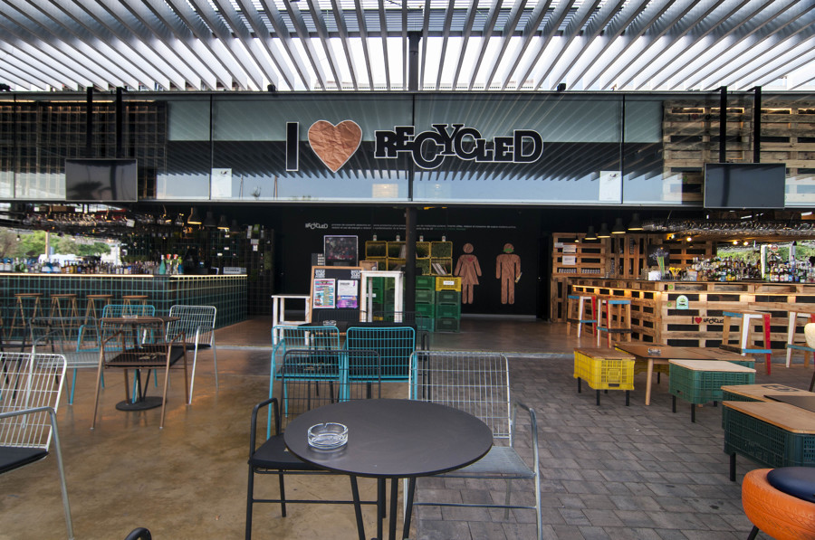 Exterior Pub I love Recycled 