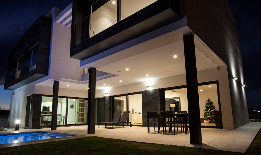 Exterior vivienda diseño piscina