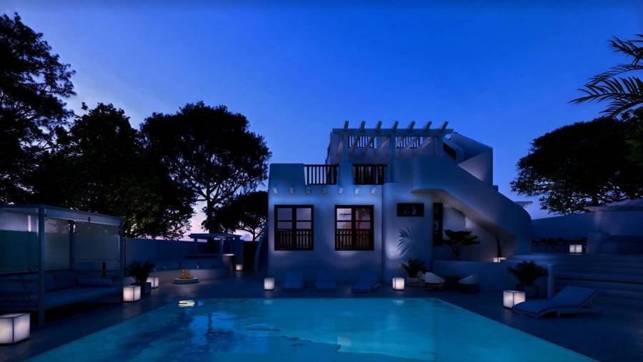 Exterior y piscina de noche