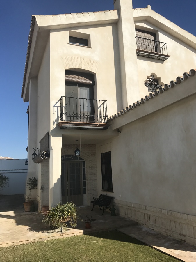 Exteriores de parcela. Porche de Cocina