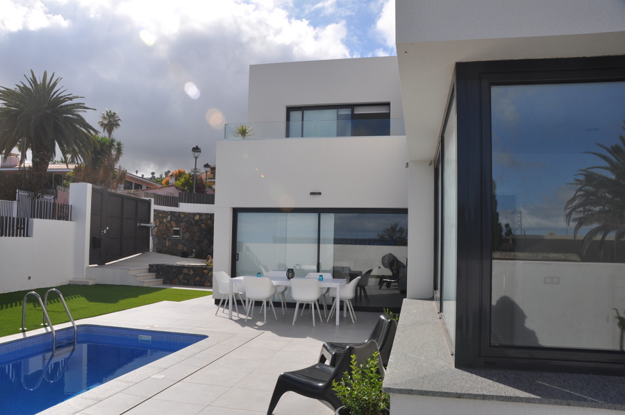 Exteriores, solarium y piscina