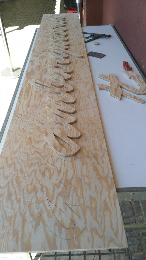 Fabricacion de letreros en madera para restaurantes