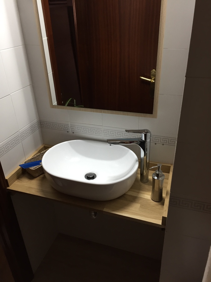 Fabricación y montaje de encimera y colocación de lavabo y grifo