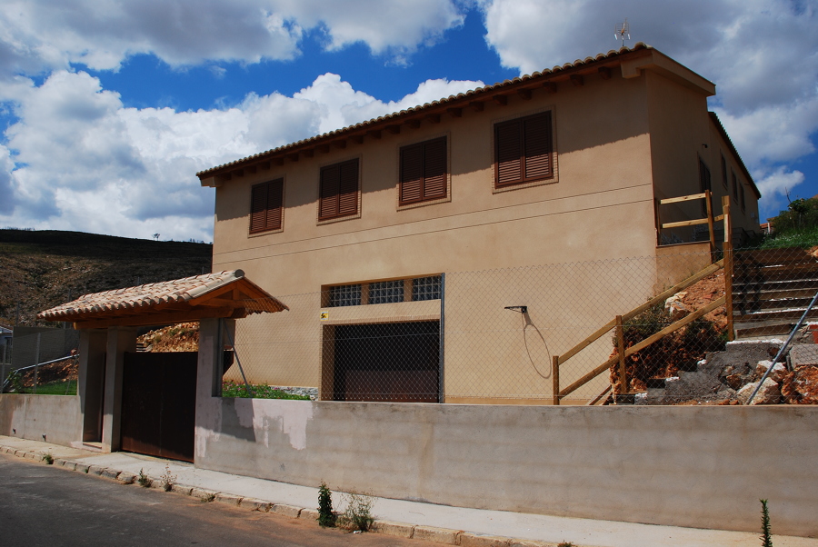 Fachada a calle, nivel inferior de parcela.