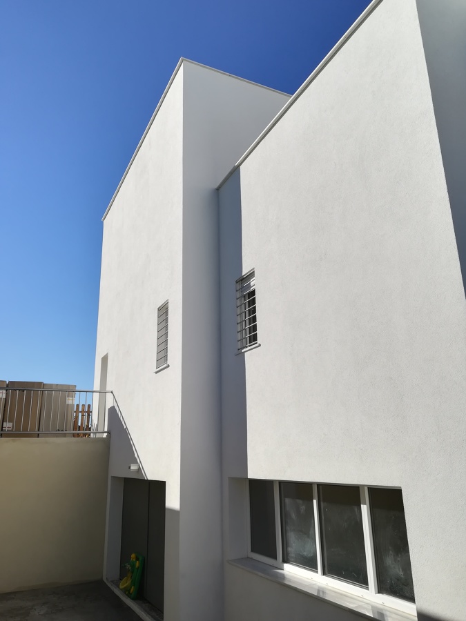 Fachada acceso rampa sotano