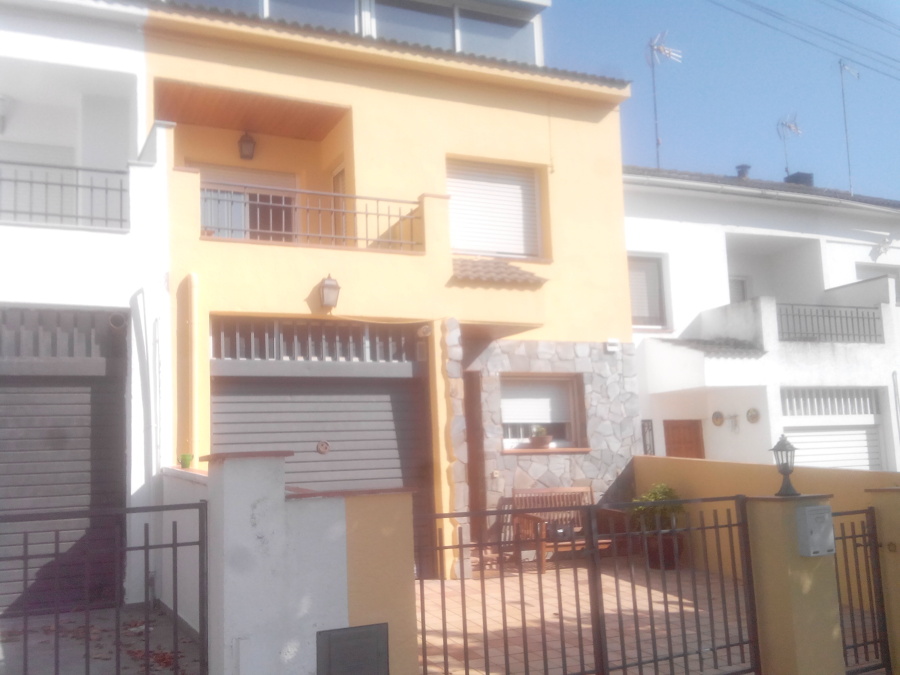 Fachada Adosada acabada de Pintar.