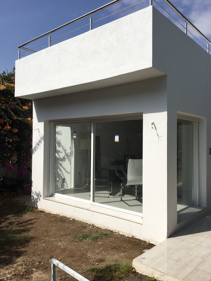 Fachada antes de la tarima.