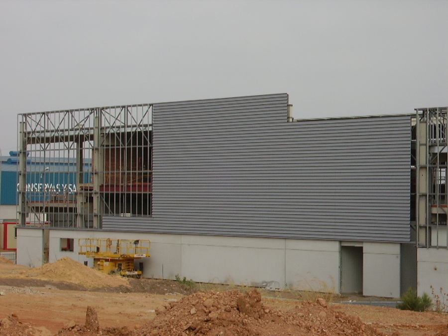 Fachada arquitectonica con rastreles de sustentacion