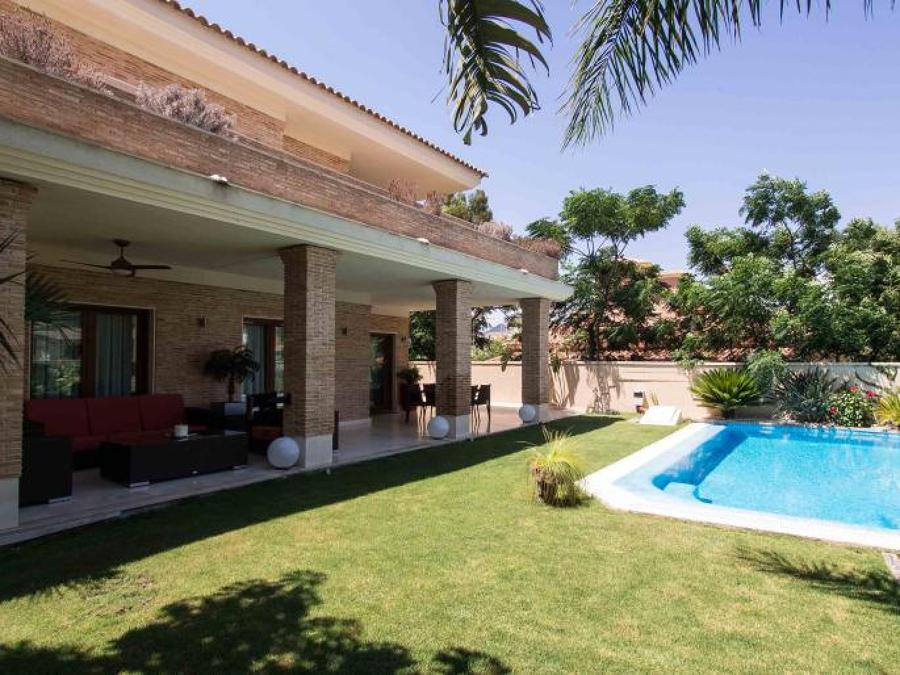 Fachada casa Carmelo en campo de golf de Alicante