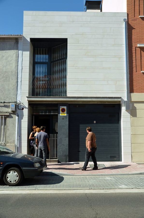 Fachada chapada de piedra de Capri. Diseno de la fachada suministrado por el arquitecto