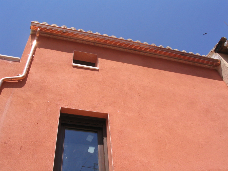 Fachada con aspecto rustico acabada en monocapa