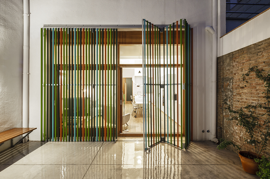 Fachada con celosía metálica plegable