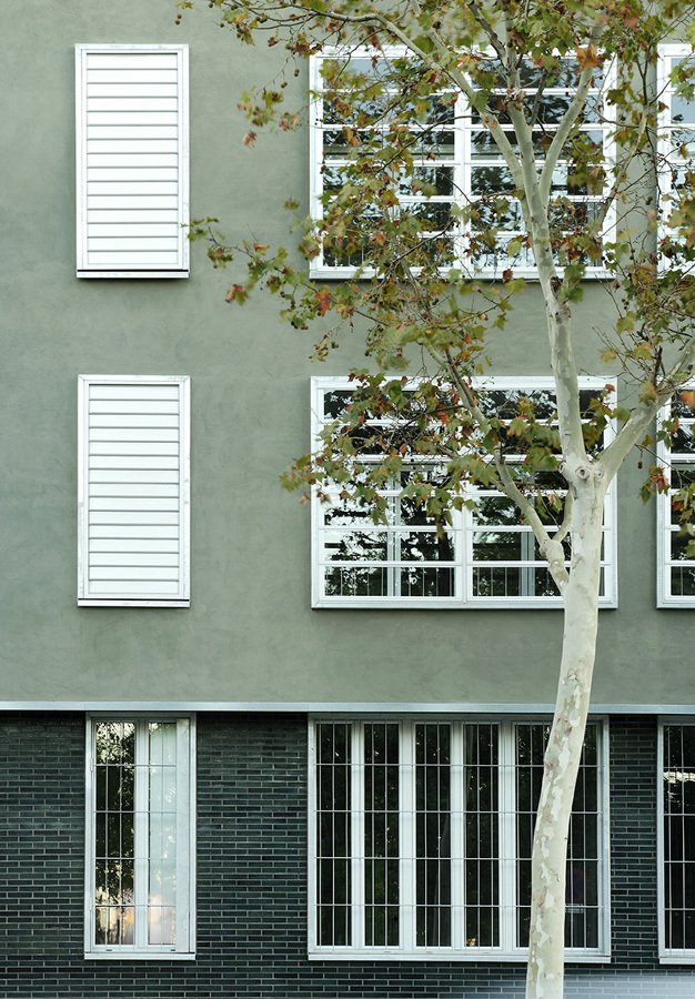 FACHADA CON VENTANA HERVENT