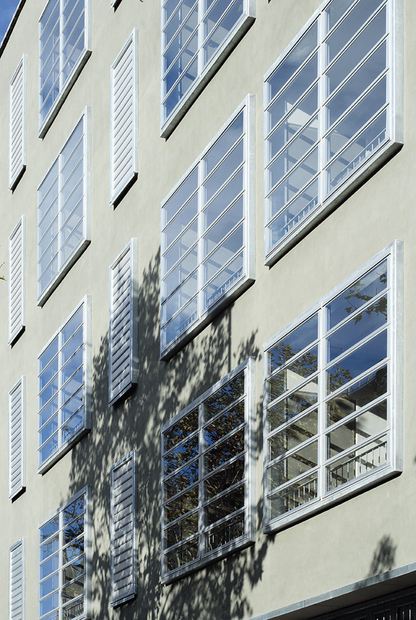 FACHADA CON VENTANA HERVENT