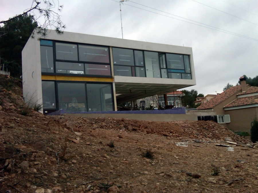 Fachada con ventanales de gran formato 