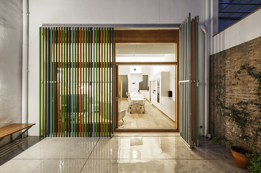 Fachada con ventanales de madera