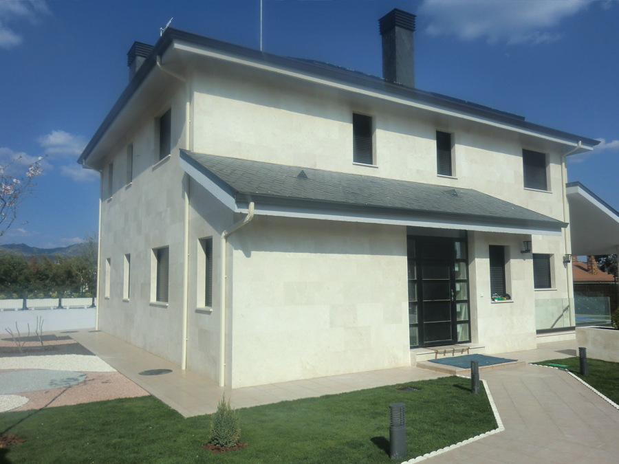 Fachada de acceso y jardín japonés