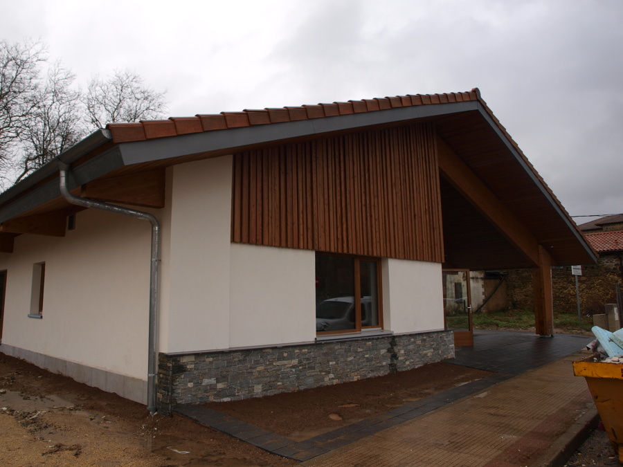 fachada de alerce y SATE