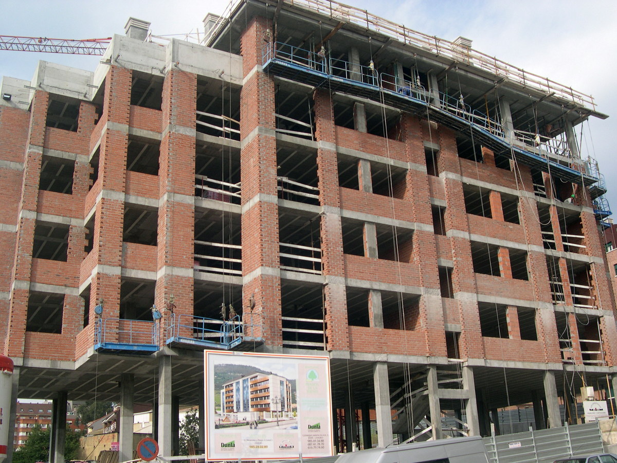 Fachada de Fca. 1/2 pìe en fachada en oviedo 28 Viviendas