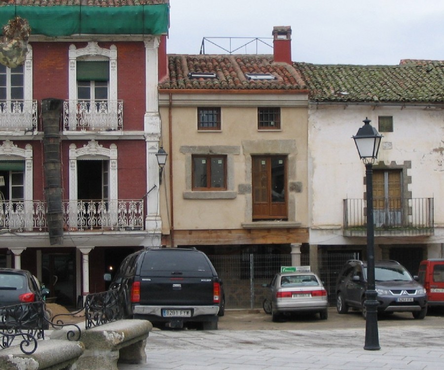 Fachada de la casa a la plaza del pueblo