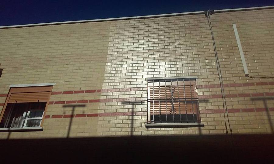 fachada de la derecha con varniz fijador efecto mojado