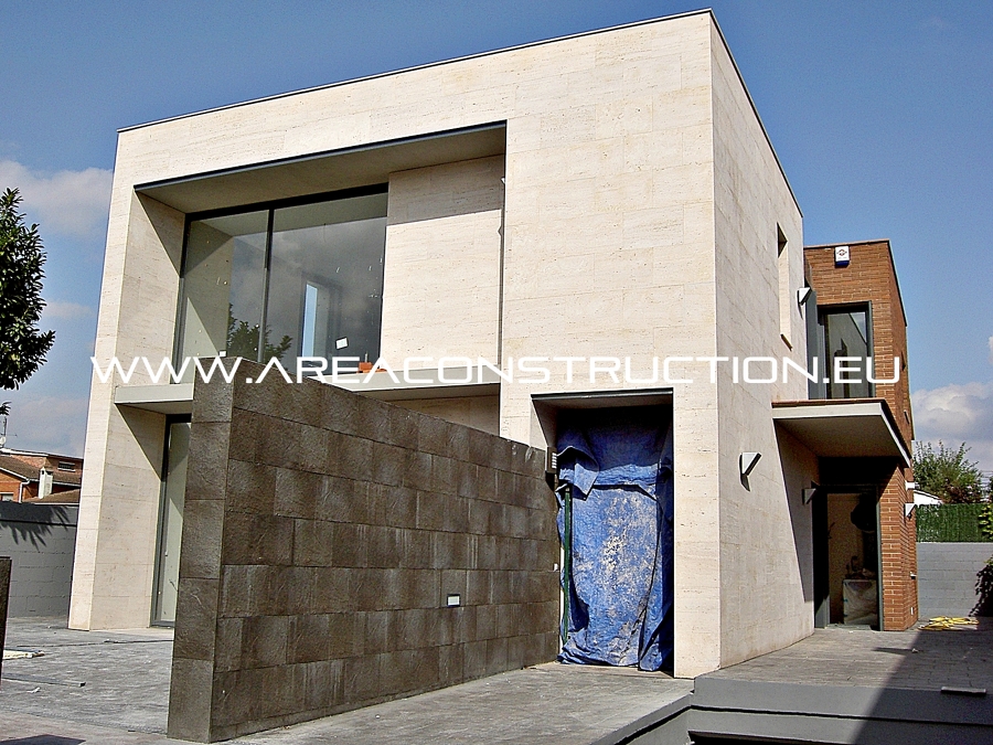 Fachada de mármol travertino y ladrillo cerámico visto
